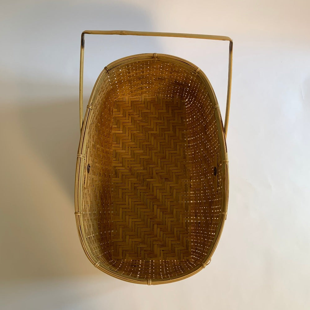 Picnic basket with handle
